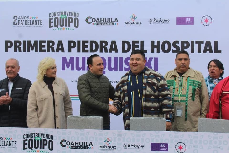 Gobernador Manolo Jiménez coloca primera piedra del hospital Muzquiseki en Múzquiz