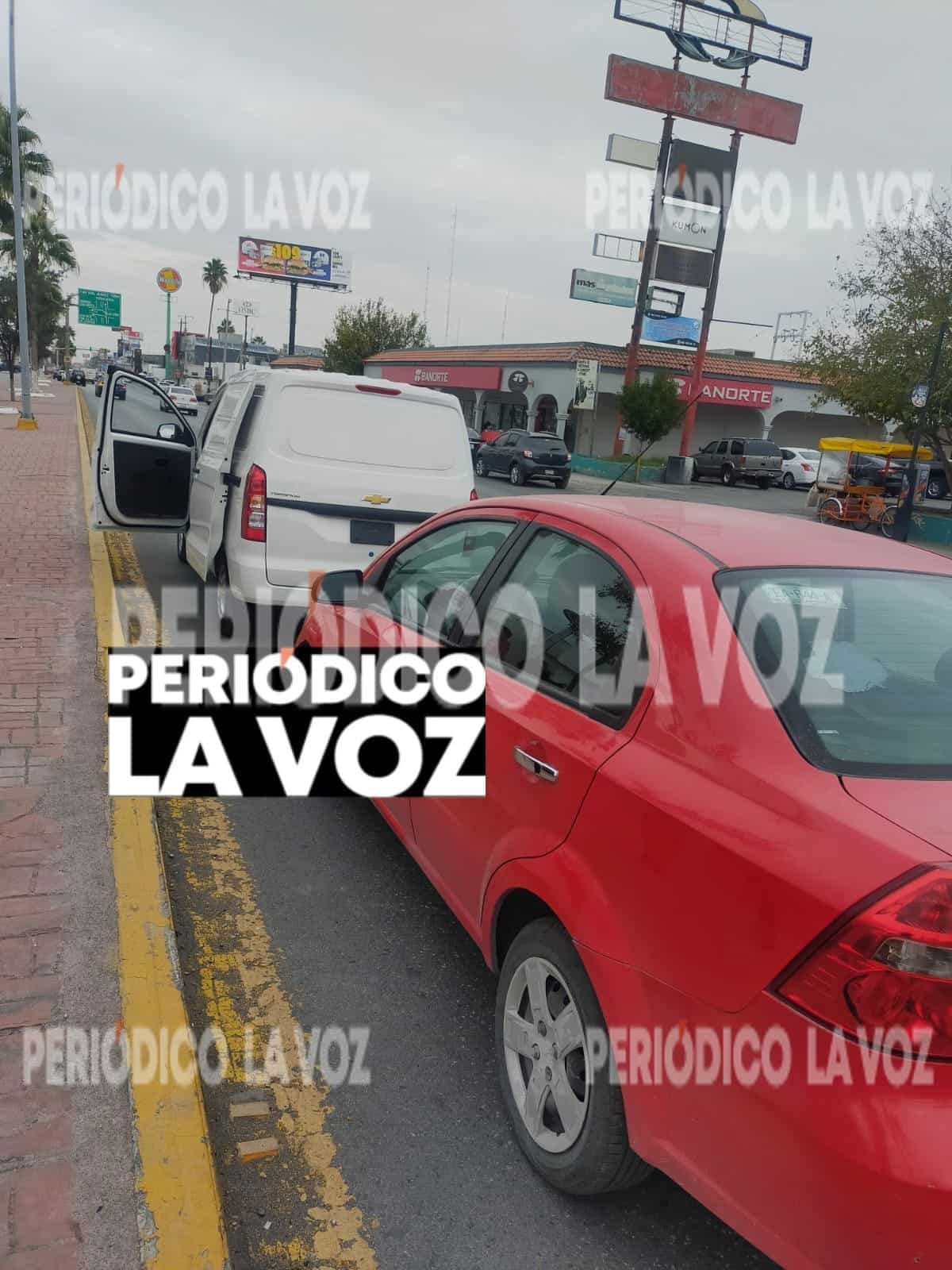 Accidente vehicular en Monclova causa caos vial en bulevar Harold R. Pape