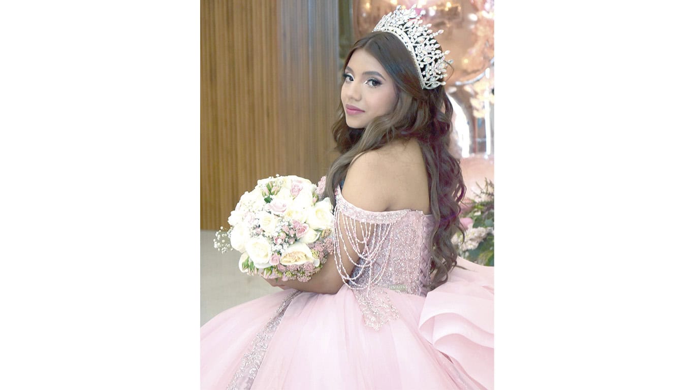 Briana Herrera y su familia celebran sus quince años