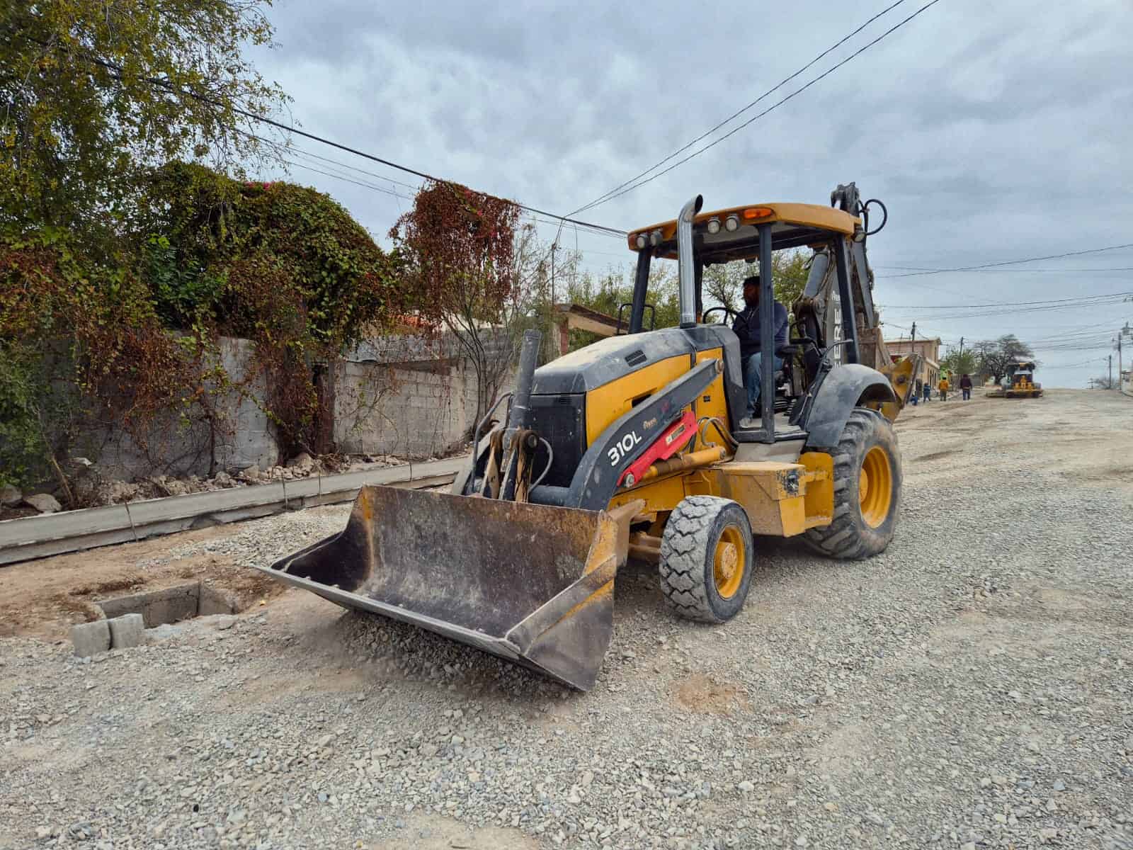 Yesica Sifuentes supervisa obras de pavimentación en Castaños