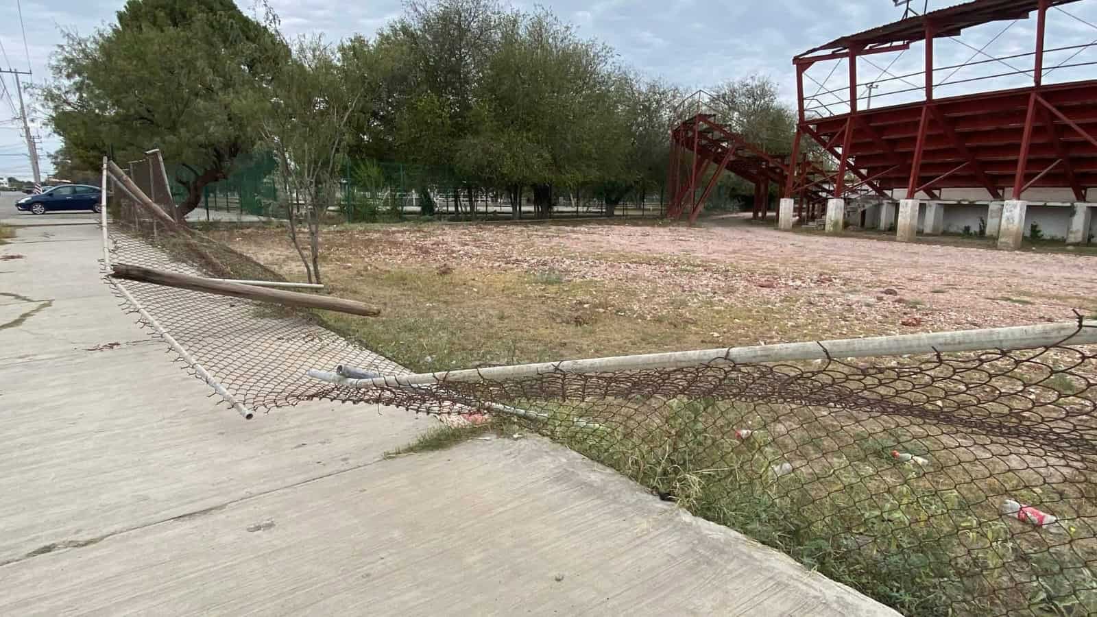 Ciudadanos denuncian abandono en Lienzo Charro y Estadio Municipal en Sabinas