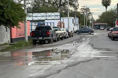 Vecinos de Villa de Fuente exigen a SIMAS reparar fuga que amenaza con causar socavón