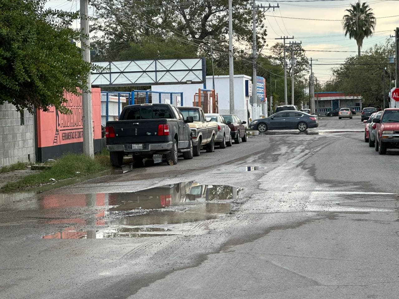 Vecinos de Villa de Fuente exigen a SIMAS reparar fuga que amenaza con causar socavón
