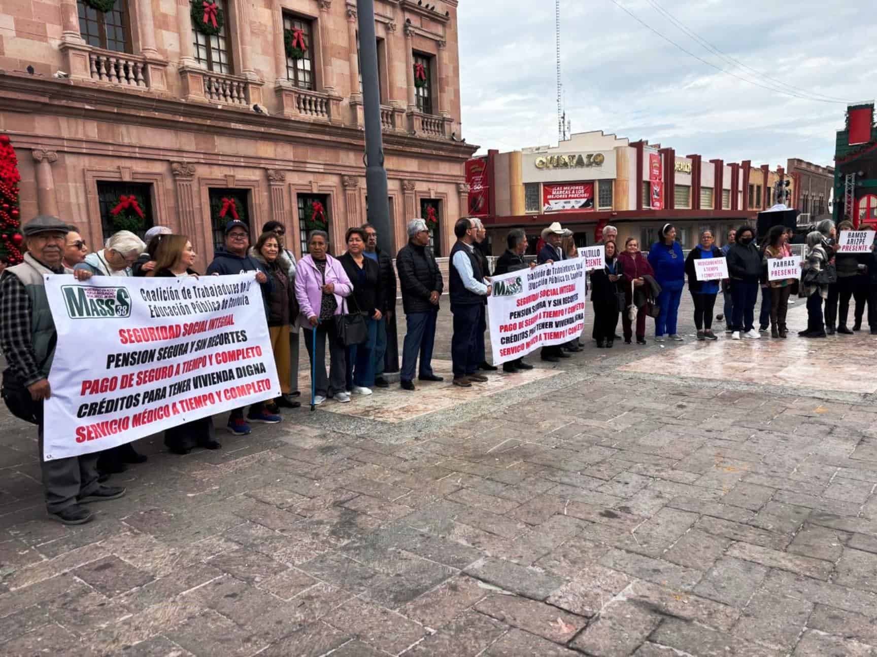 Docentes protestan en Saltillo por derechos laborales y salud