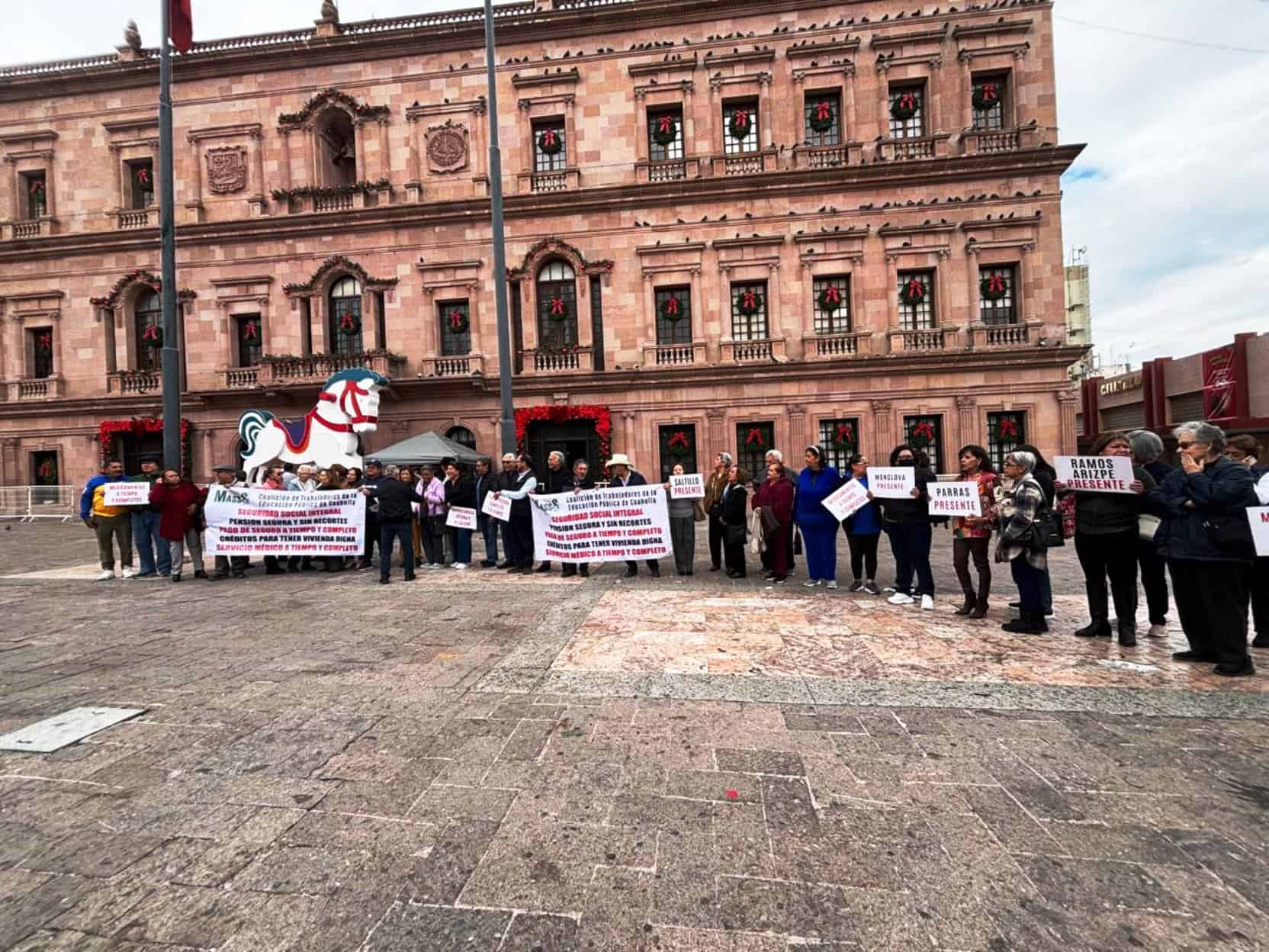 Docentes protestan en Saltillo por derechos laborales y salud