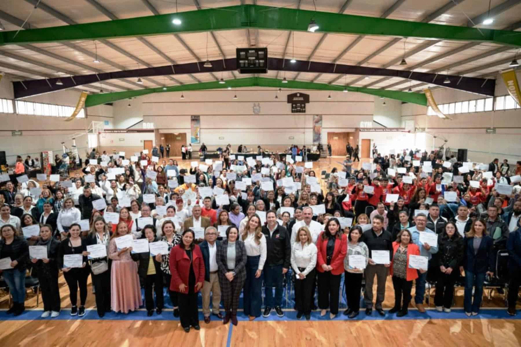 Javier Díaz González y Luly López Naranjo celebran graduación en Saltillo