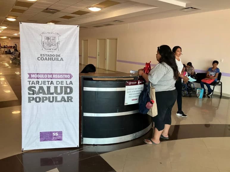 Más de 30 mil personas en Coahuila reciben tarjetas de salud