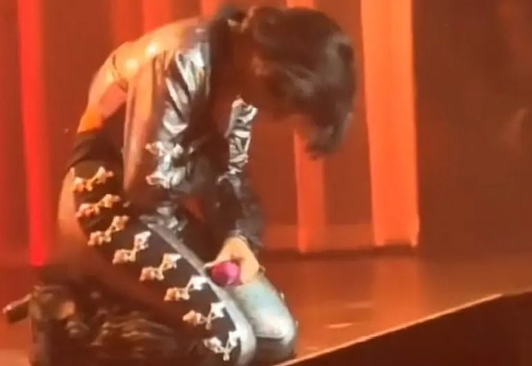 Ángela Aguilar se arrodilla en Texas y genera polémica