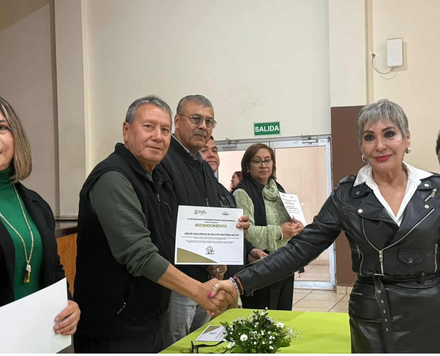 Instituciones educativas reciben reconocimientos en San Juan de Sabinas por desfile conmemorativo