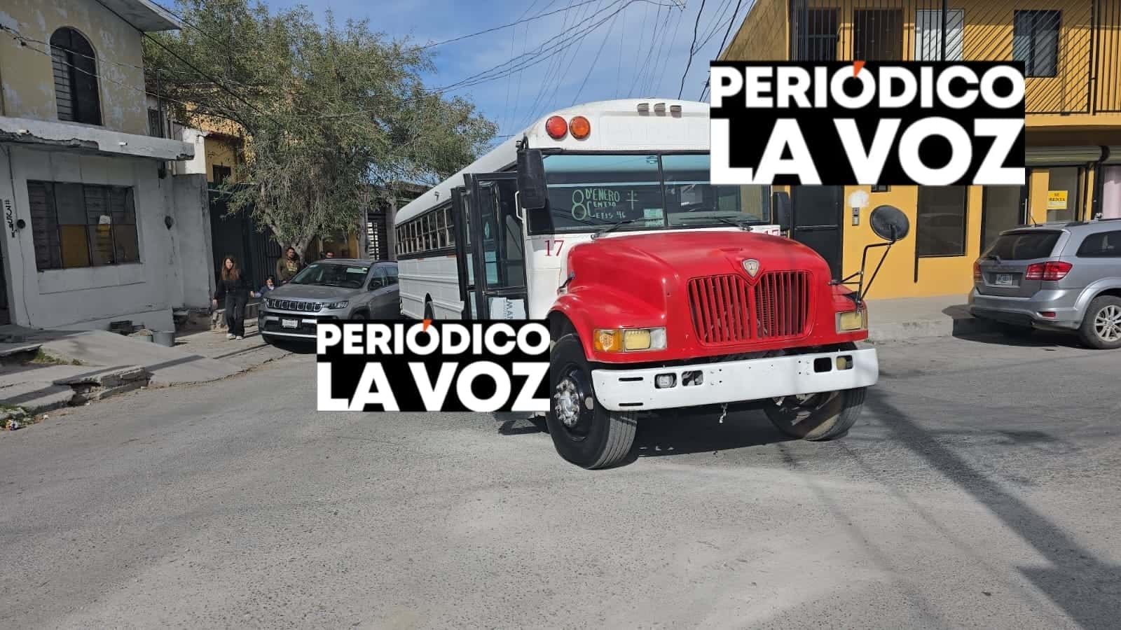 Le pega a camioneta estacionada  con camión de ruta