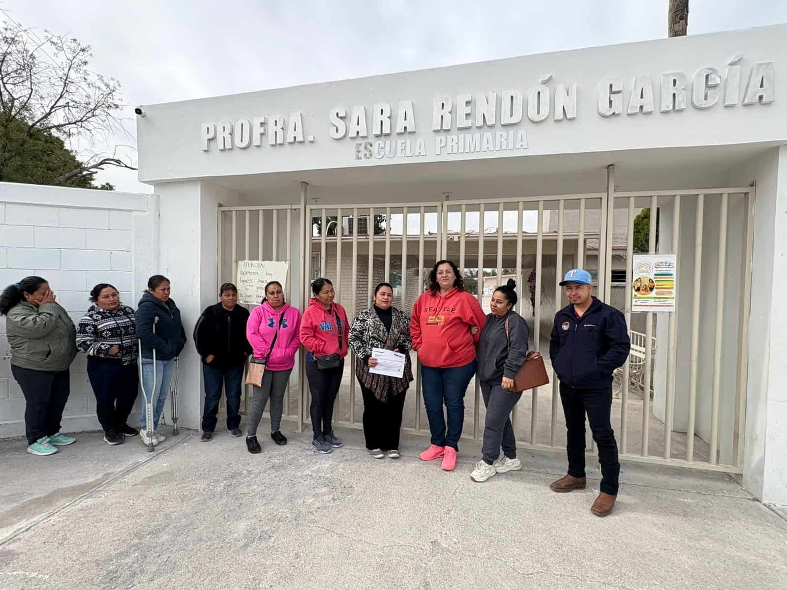 Madres y padres de familia toman primaria Sara Rendón García en Frontera
