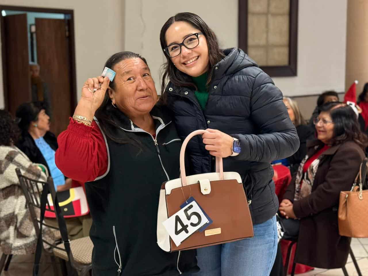 Más de 100 abuelitas disfrutan de la posada navideña en San Buenaventura
