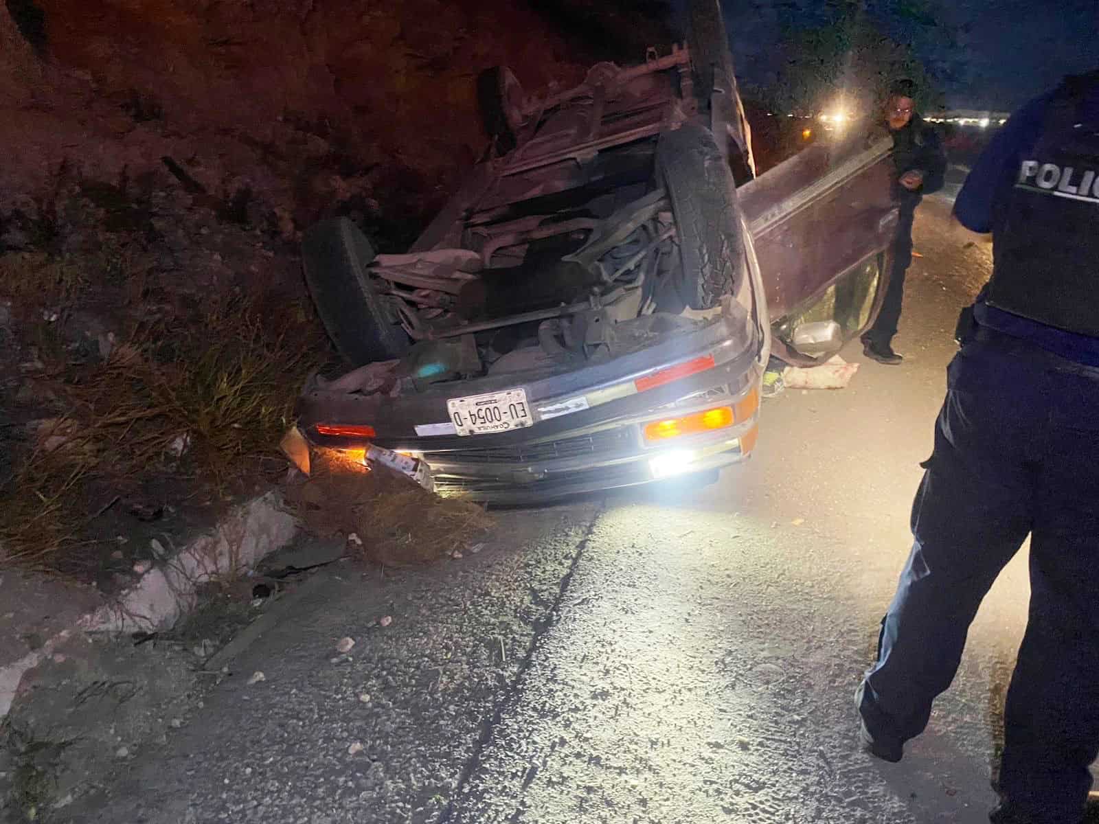 Camioneta volcó en carretera Saltillo-Monterrey: un hombre herido