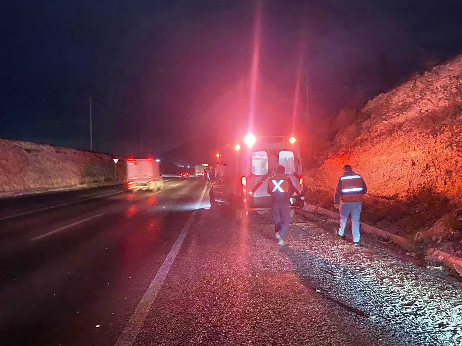 Camioneta volcó en carretera Saltillo-Monterrey: un hombre herido
