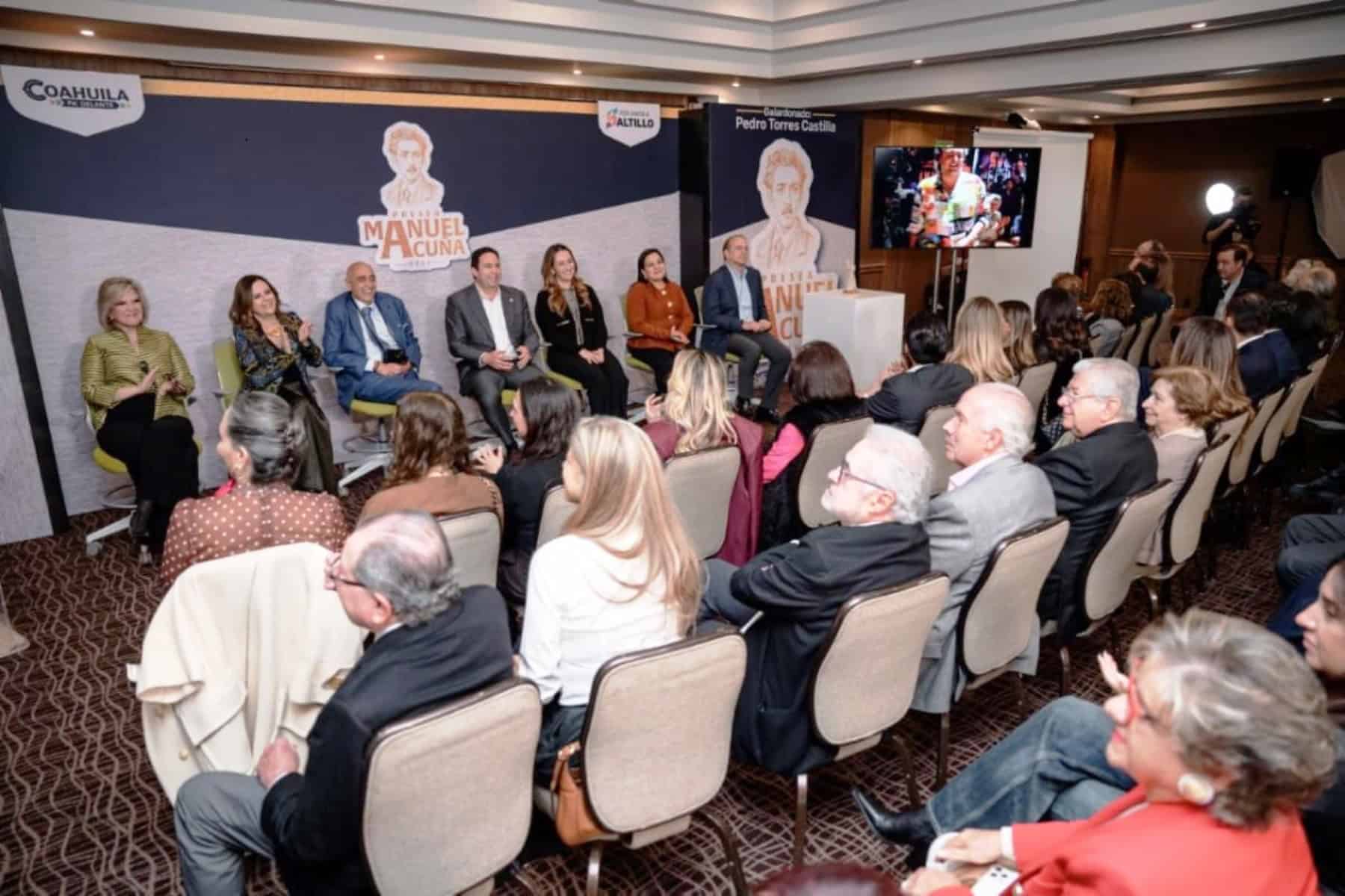 Pedro Torres recibe la Presea Manuel Acuña en Saltillo por su trayectoria