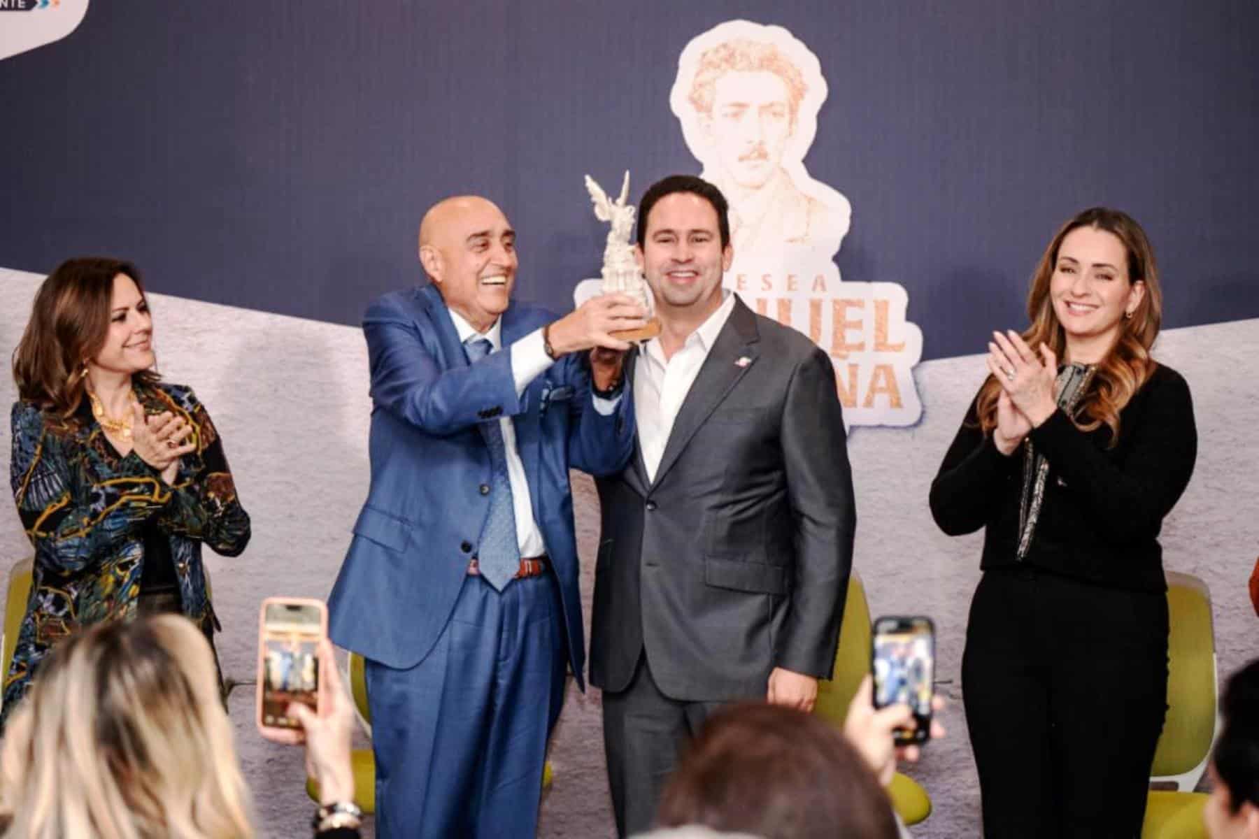 Pedro Torres recibe la Presea Manuel Acuña en Saltillo por su trayectoria