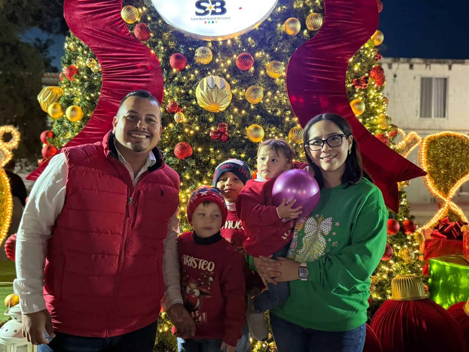 Javier Flores Rodríguez encabeza encendido del árbol navideño en San Buenaventura