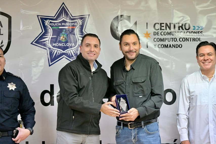 Carlos Villarreal Pérez entrega reconocimientos a policías en Monclova