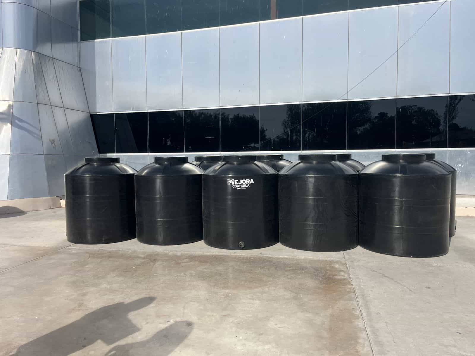 Entregan tinacos a bajo costo a 65 familias en Ciudad Acuña