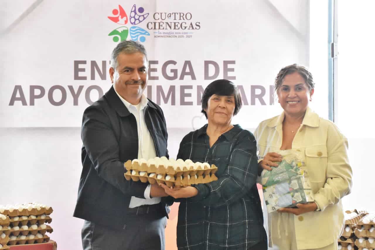 Víctor Leija entrega apoyos a familias vulnerables en Cuatro Ciénegas