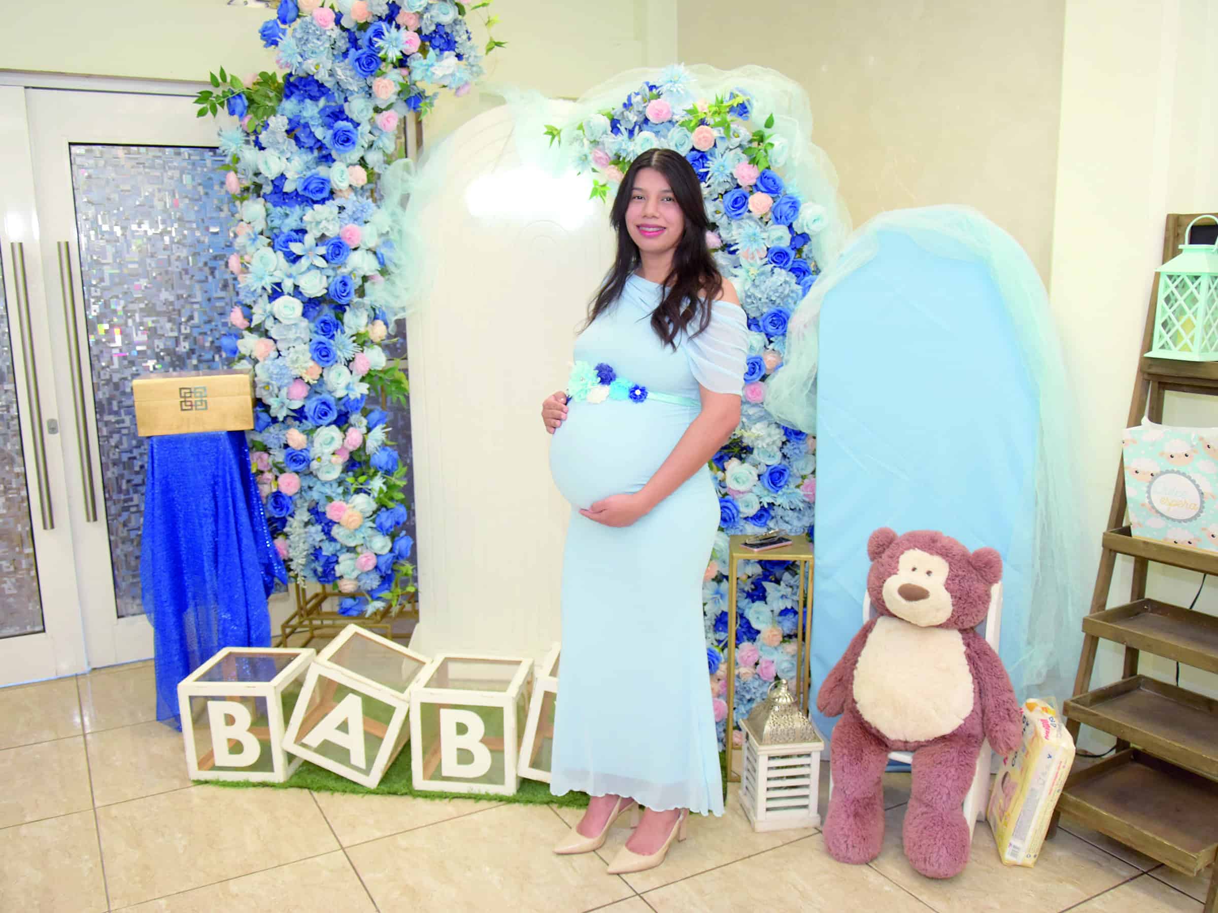 Familia y amigos celebran el baby shower de Jennifer Muñoz
