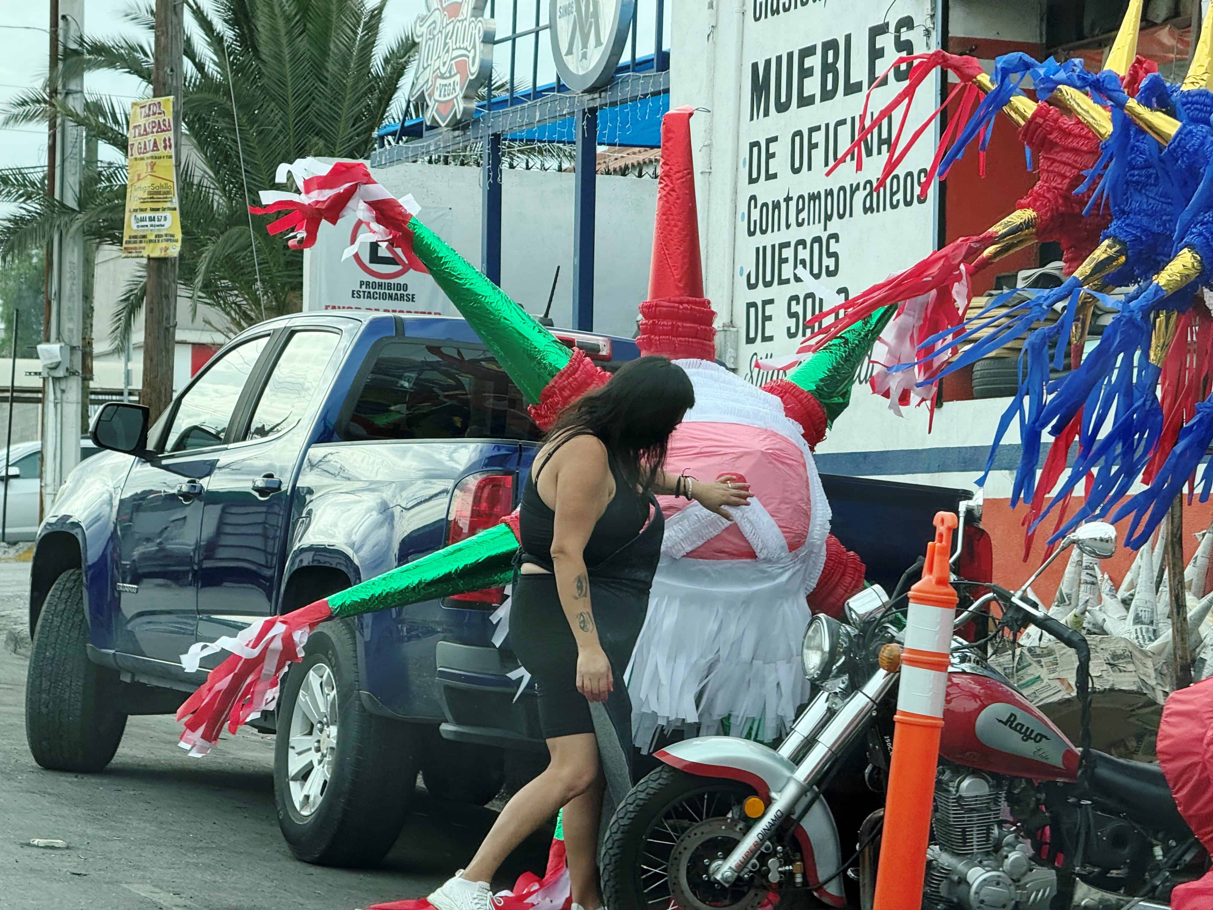 Las piñatas artesanales llenan de color las calles de Saltillo