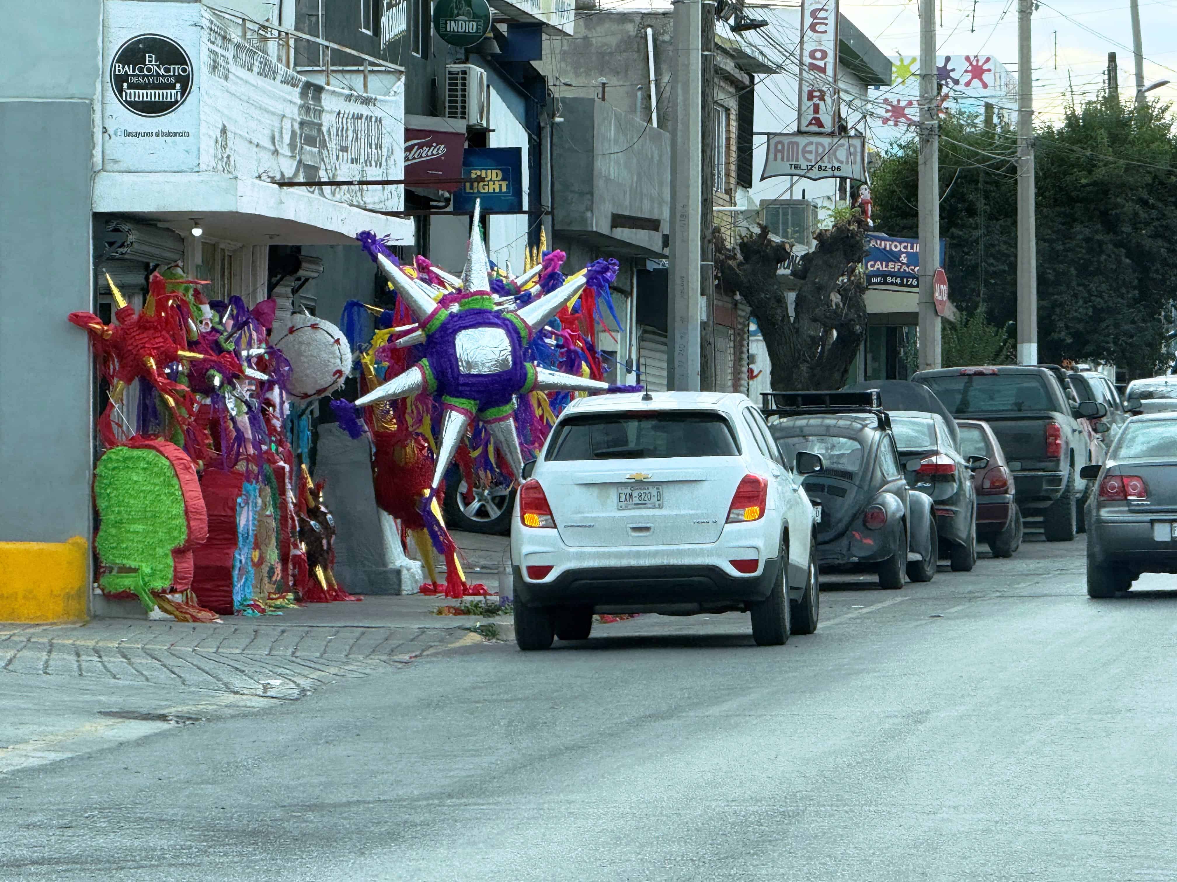 Las piñatas artesanales llenan de color las calles de Saltillo
