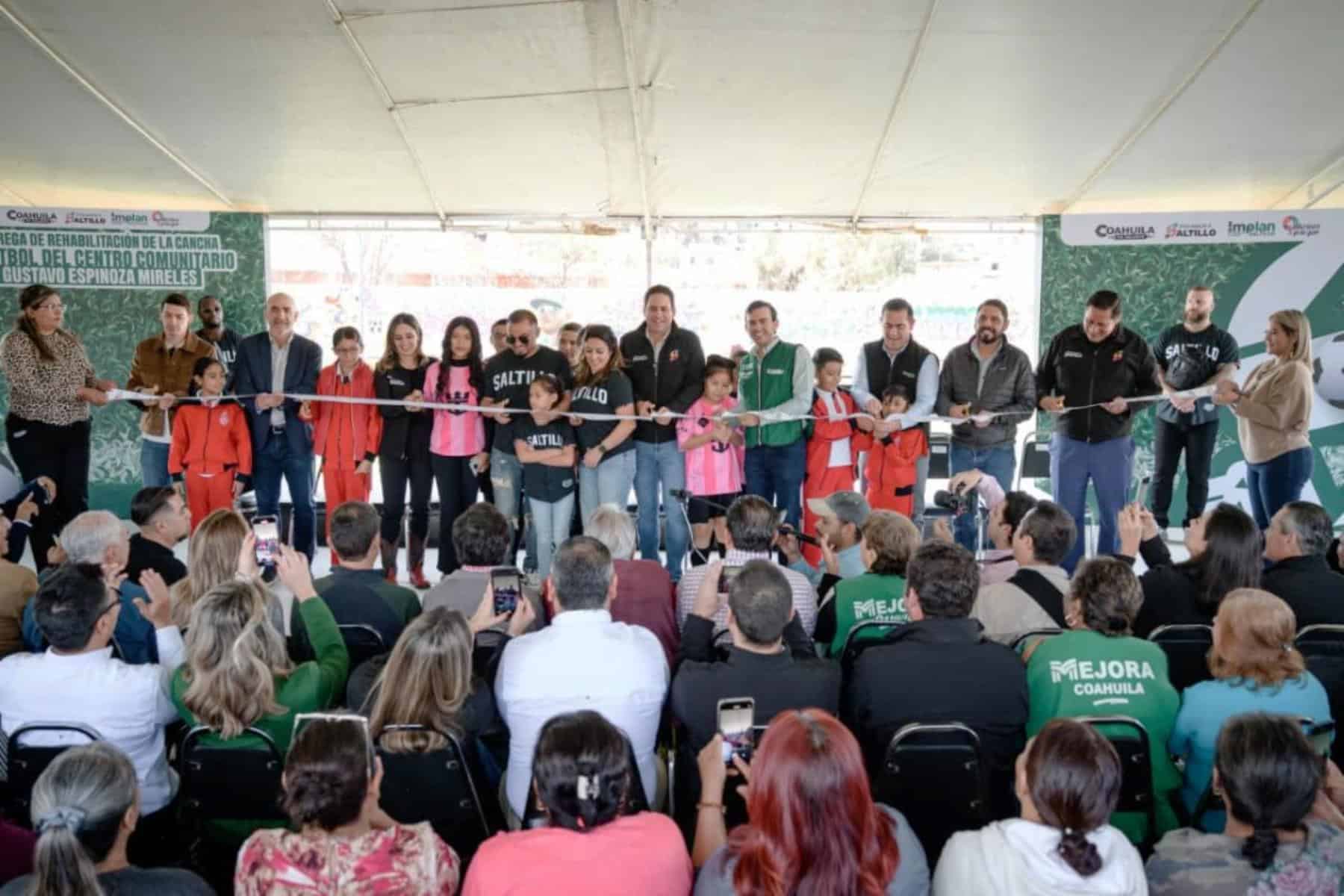 Javier Díaz González entrega rehabilitación de cancha en Saltillo