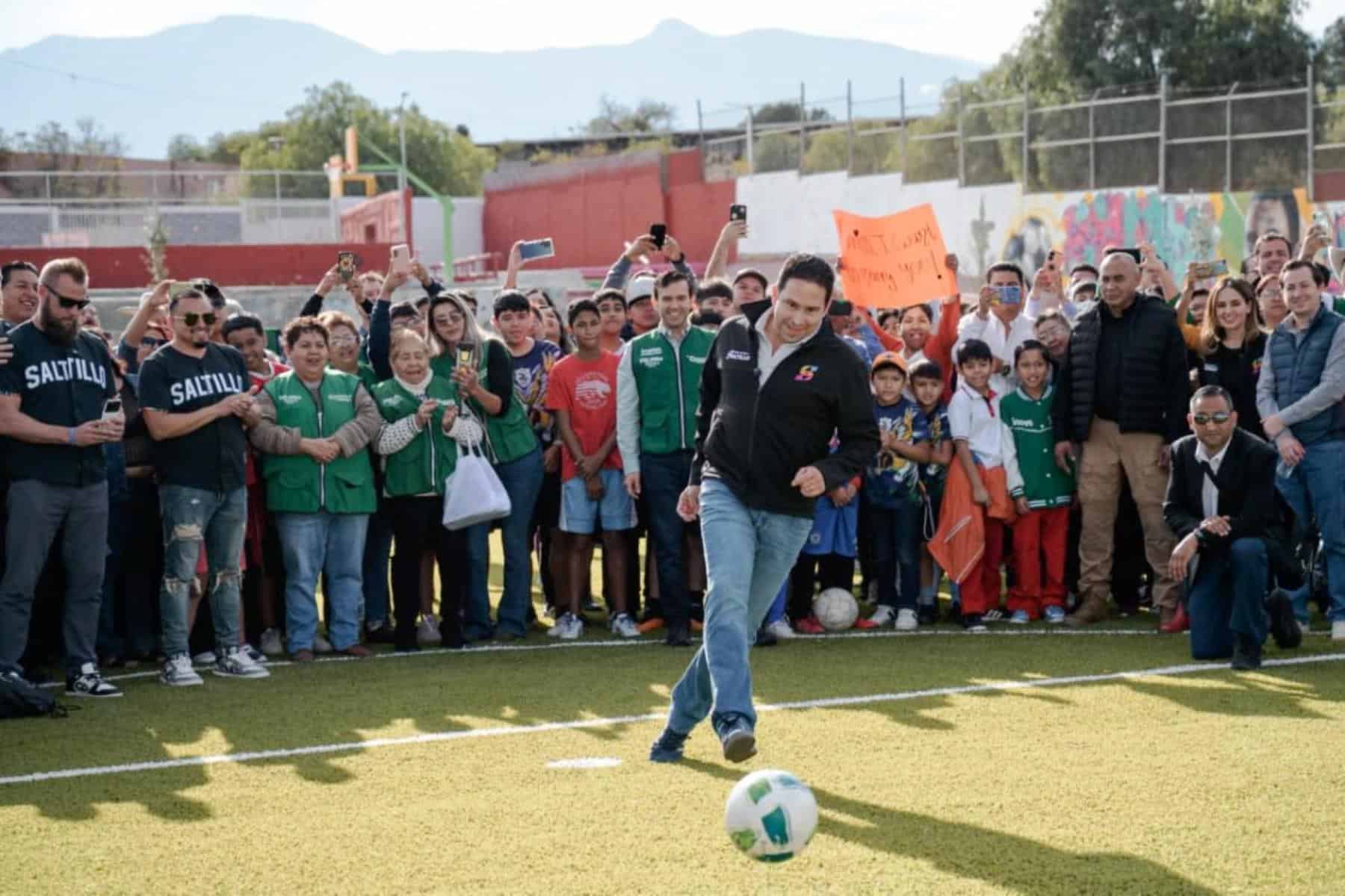 Javier Díaz González entrega rehabilitación de cancha en Saltillo