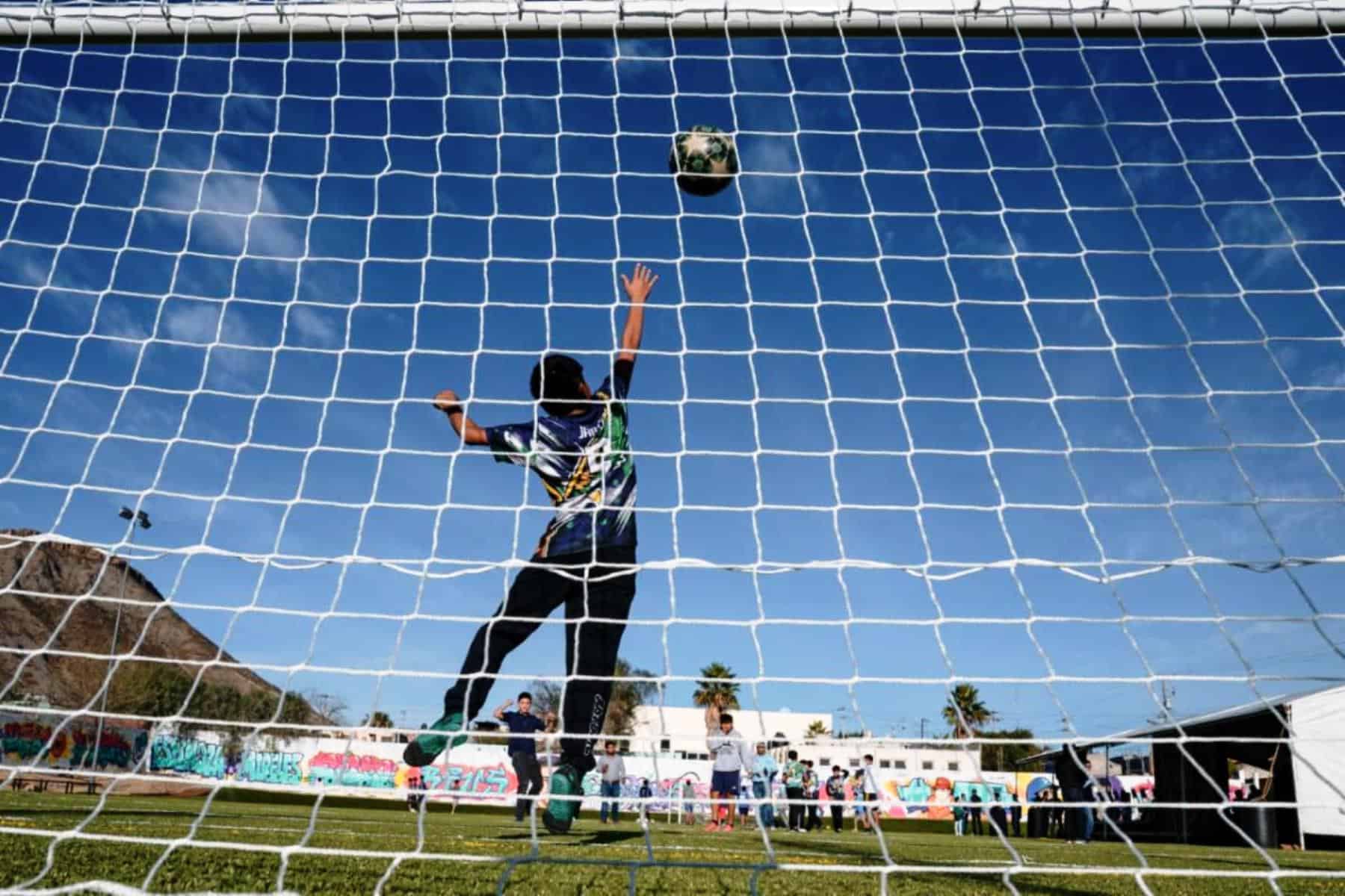 Javier Díaz González entrega rehabilitación de cancha en Saltillo