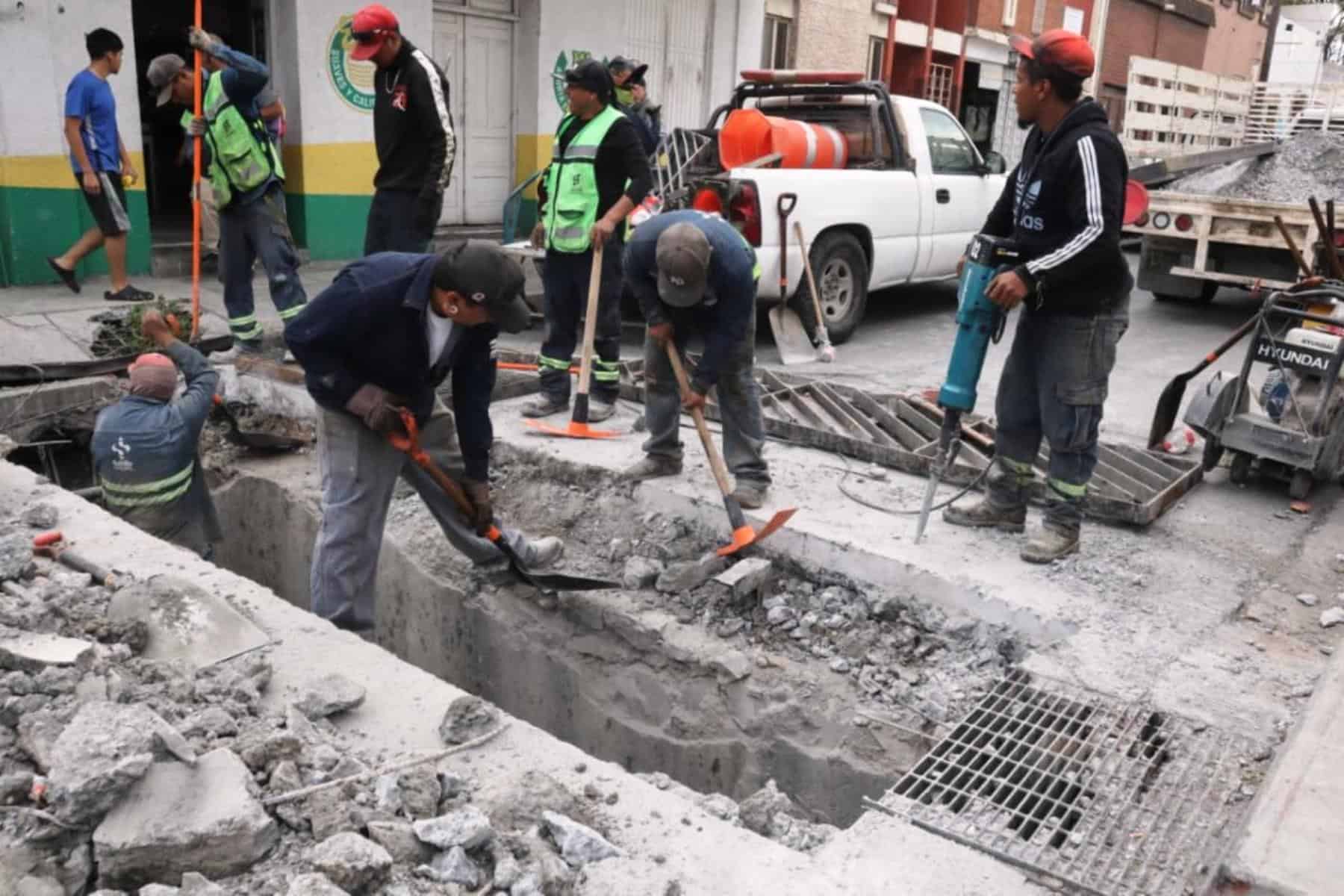 Saltillo realiza reparación de rejillas pluviales para evitar inundaciones