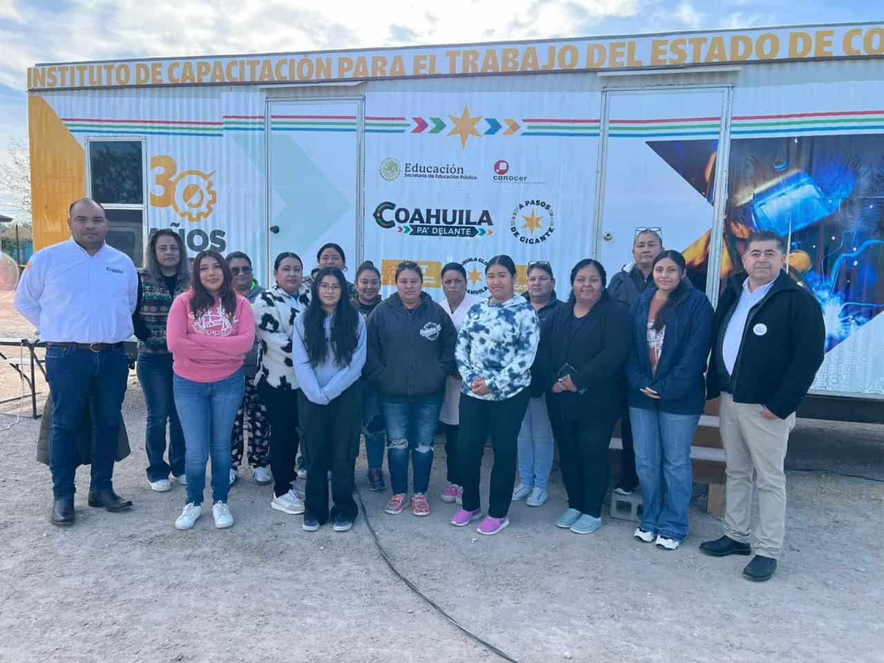 Llevan curso de costura industrial al ejido Santa María de Ciudad Acuña