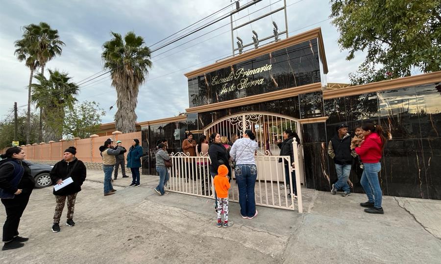 Madres de familia protestan en defensa De directora del TV en Esc. Justo Sierra