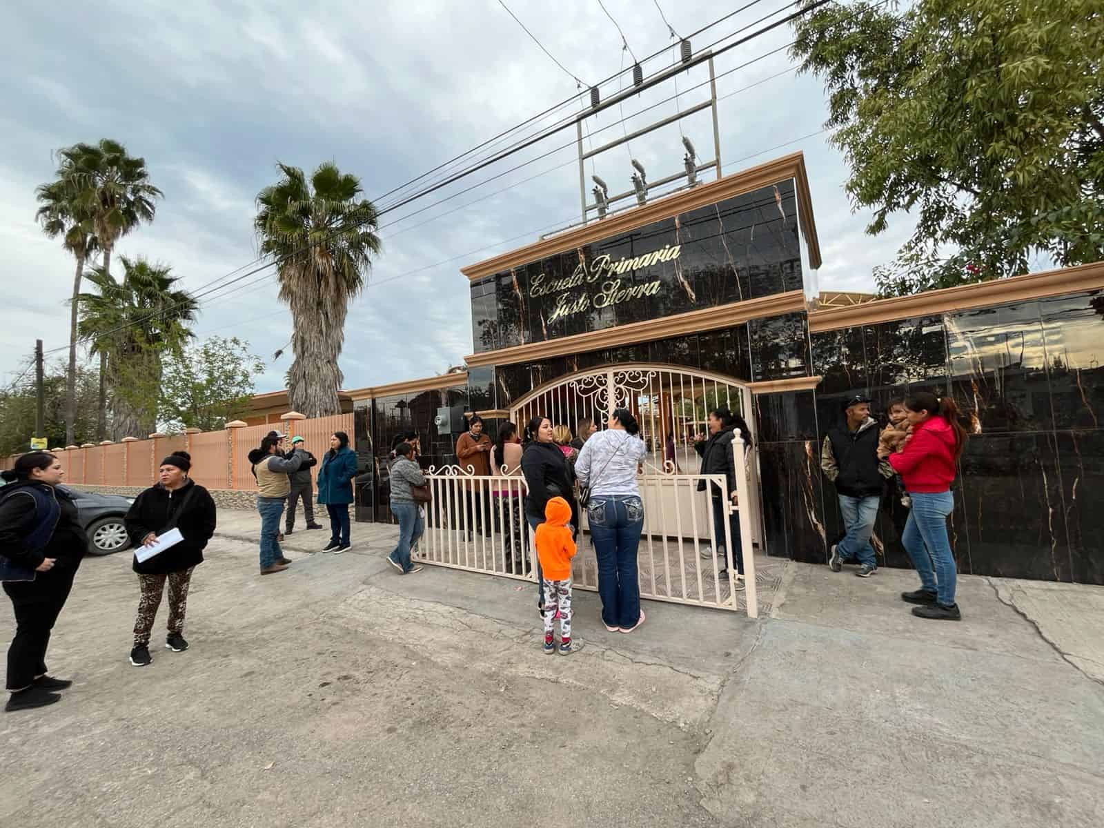 Madres de familia protestan en defensa De directora del TV en Esc. Justo Sierra