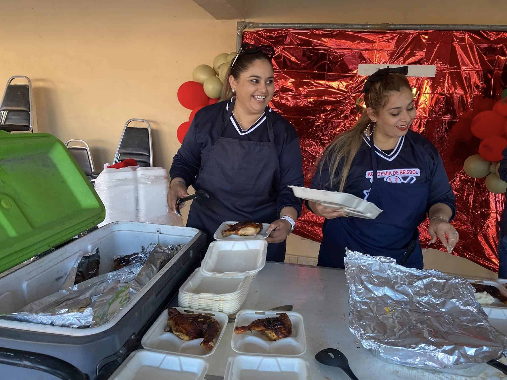 Familias de Sabinas celebran la cena de Nochebuena con apoyo comunitario