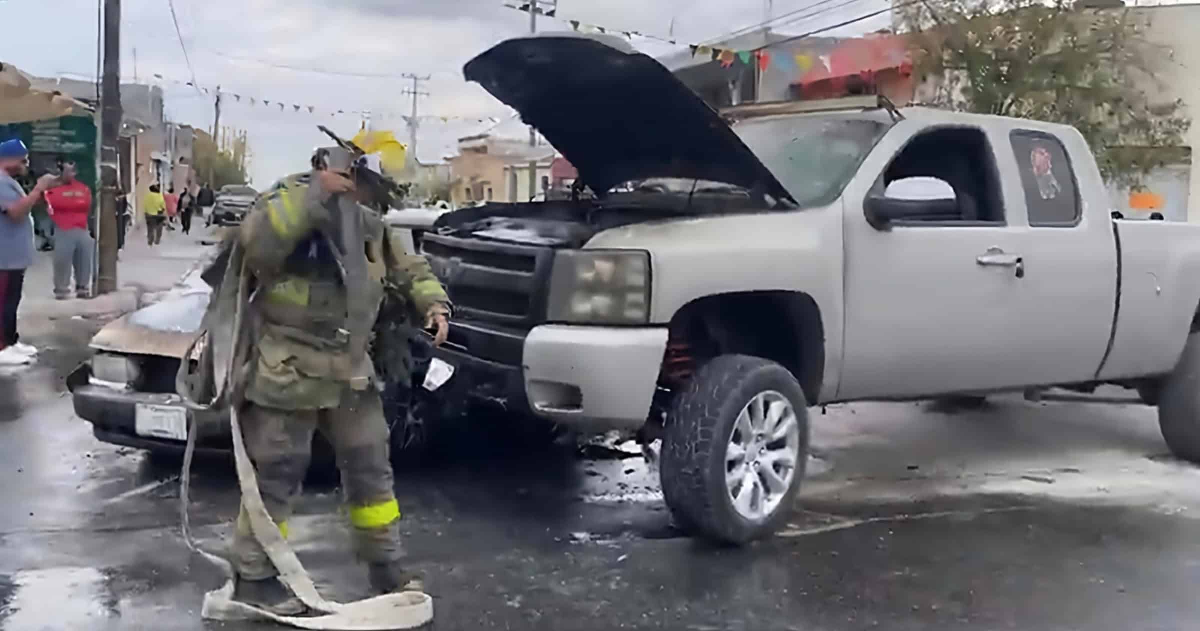 Taxi incendiado en colonia Bellavista tras choque con camioneta