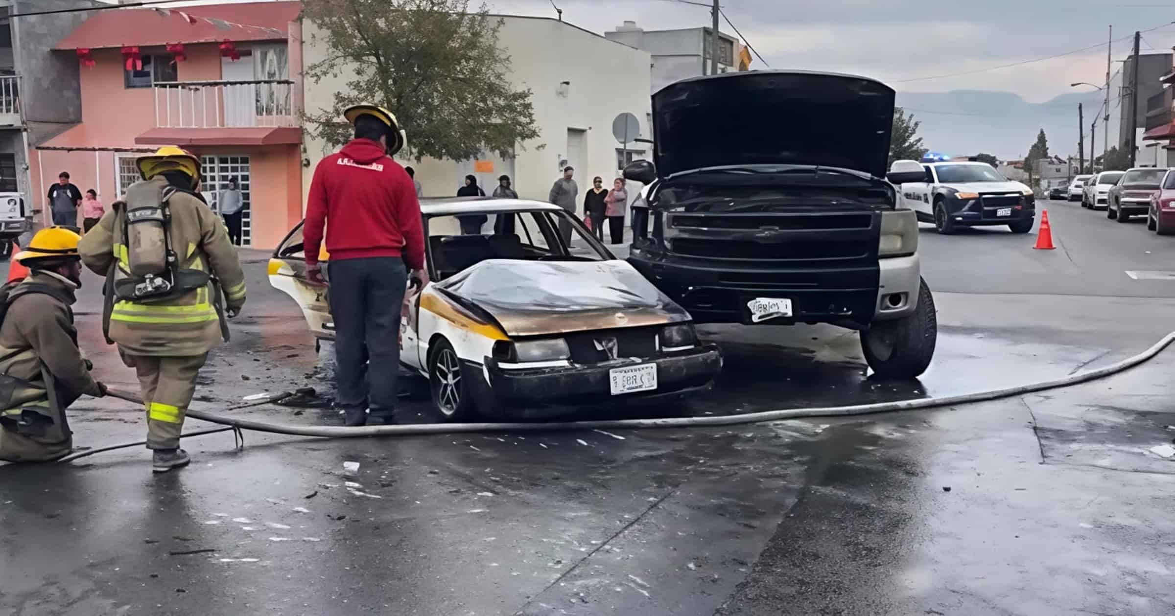Taxi incendiado en colonia Bellavista tras choque con camioneta