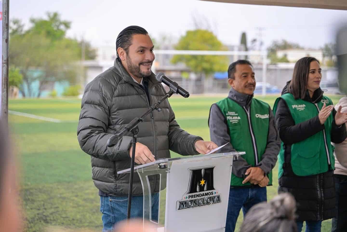 Carlos Villarreal entrega rehabilitación del Campo Garibay en Monclova
