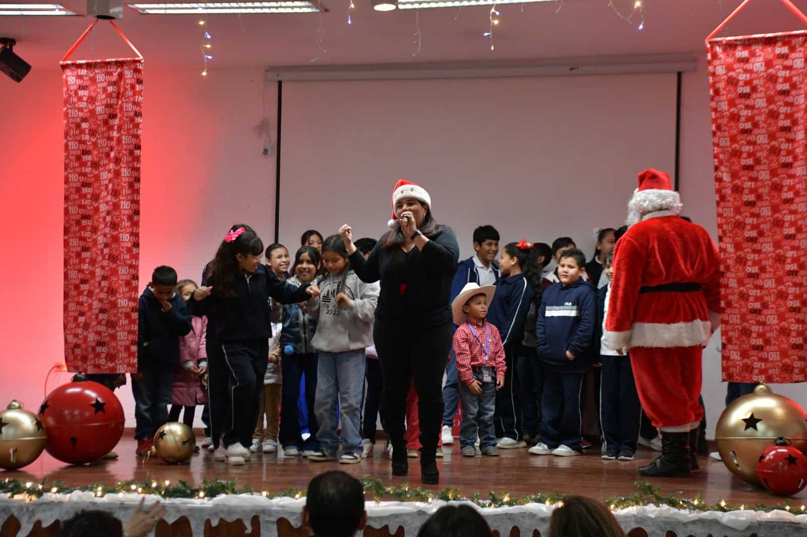 Posada escolar llena de magia reúne a cientos de niñas y niños en Nava