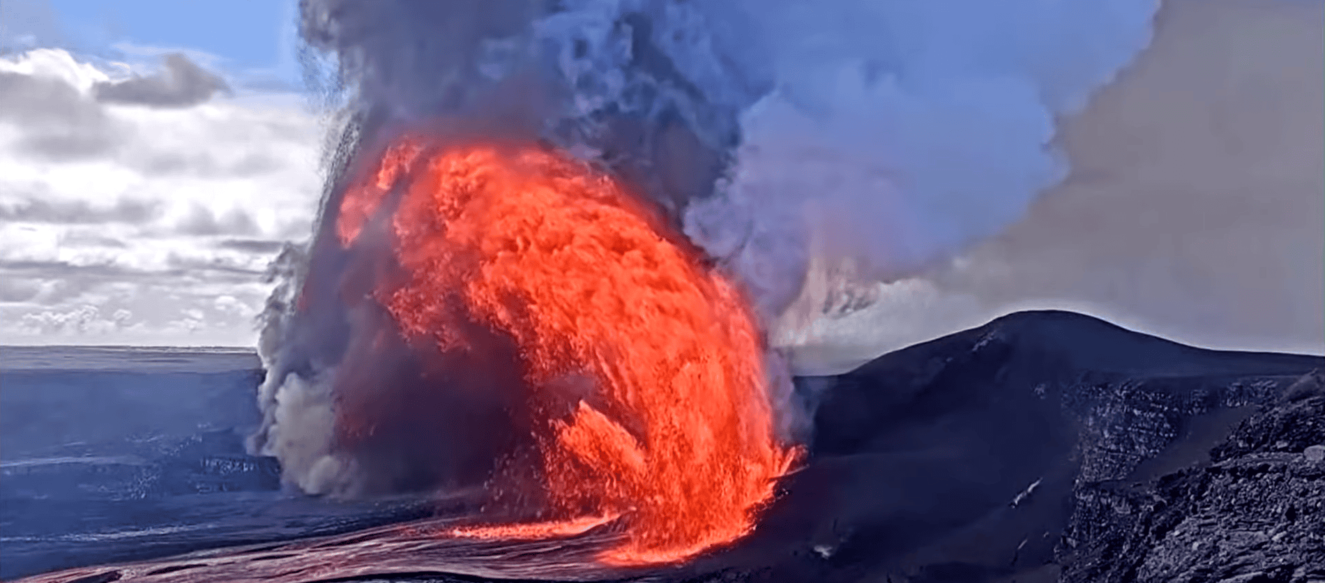 Erupción del volcán Kilauea en Hawái genera espectáculo de lava