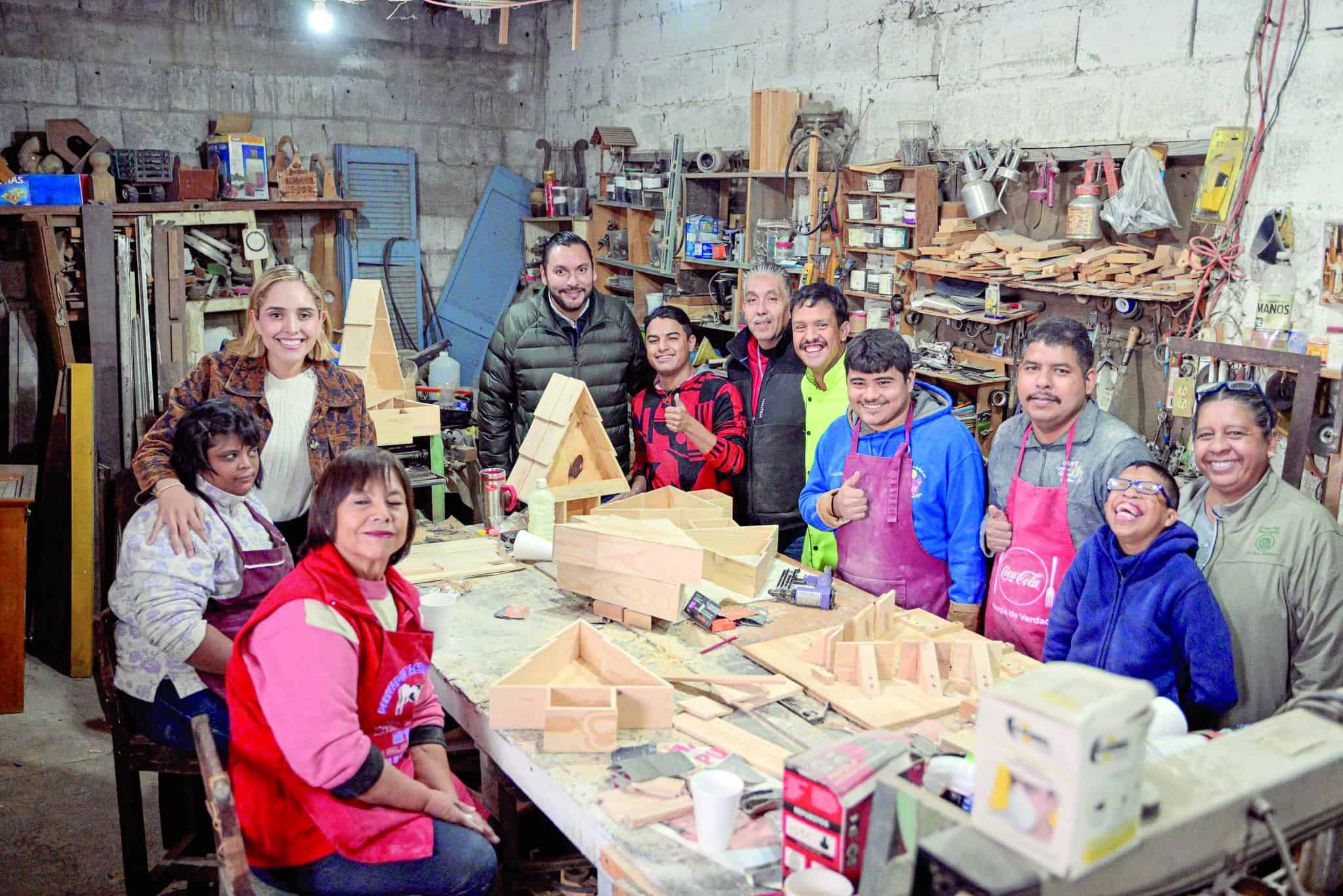 Carlos Villarreal apoya taller inclusivo en Monclova: arcones navideños