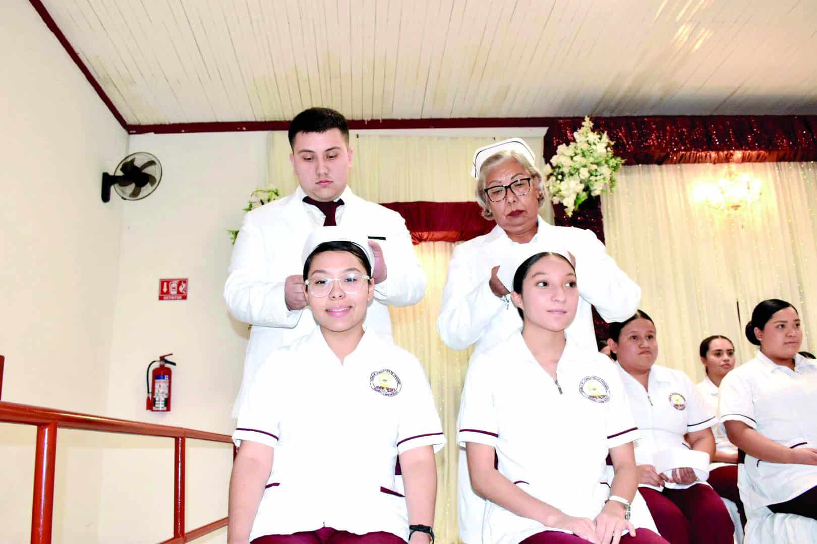 Imponen cofias a nuevos enfermeros