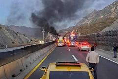 Accidente en García NL: incendio de tráiler provoca cierre de la autopista