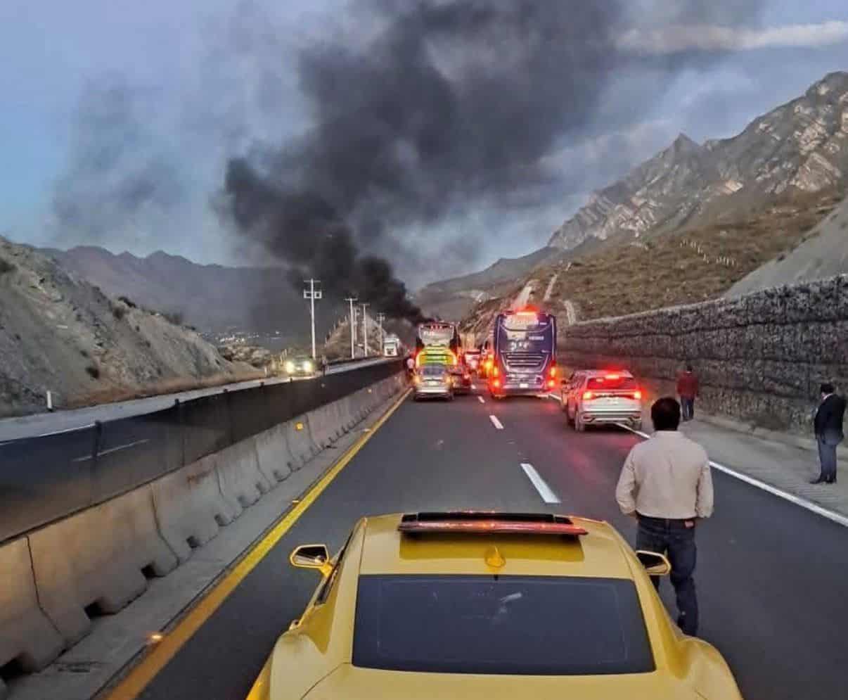 Accidente en García NL: incendio de tráiler provoca cierre de la autopista