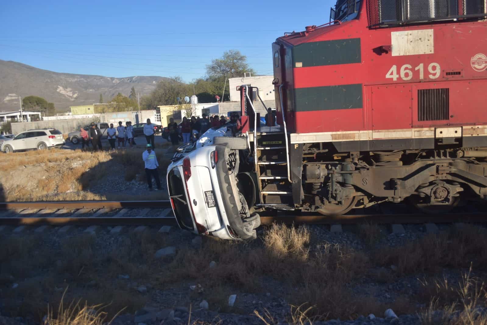 Lesiones menores en Castaños tras choque de tren con camioneta
