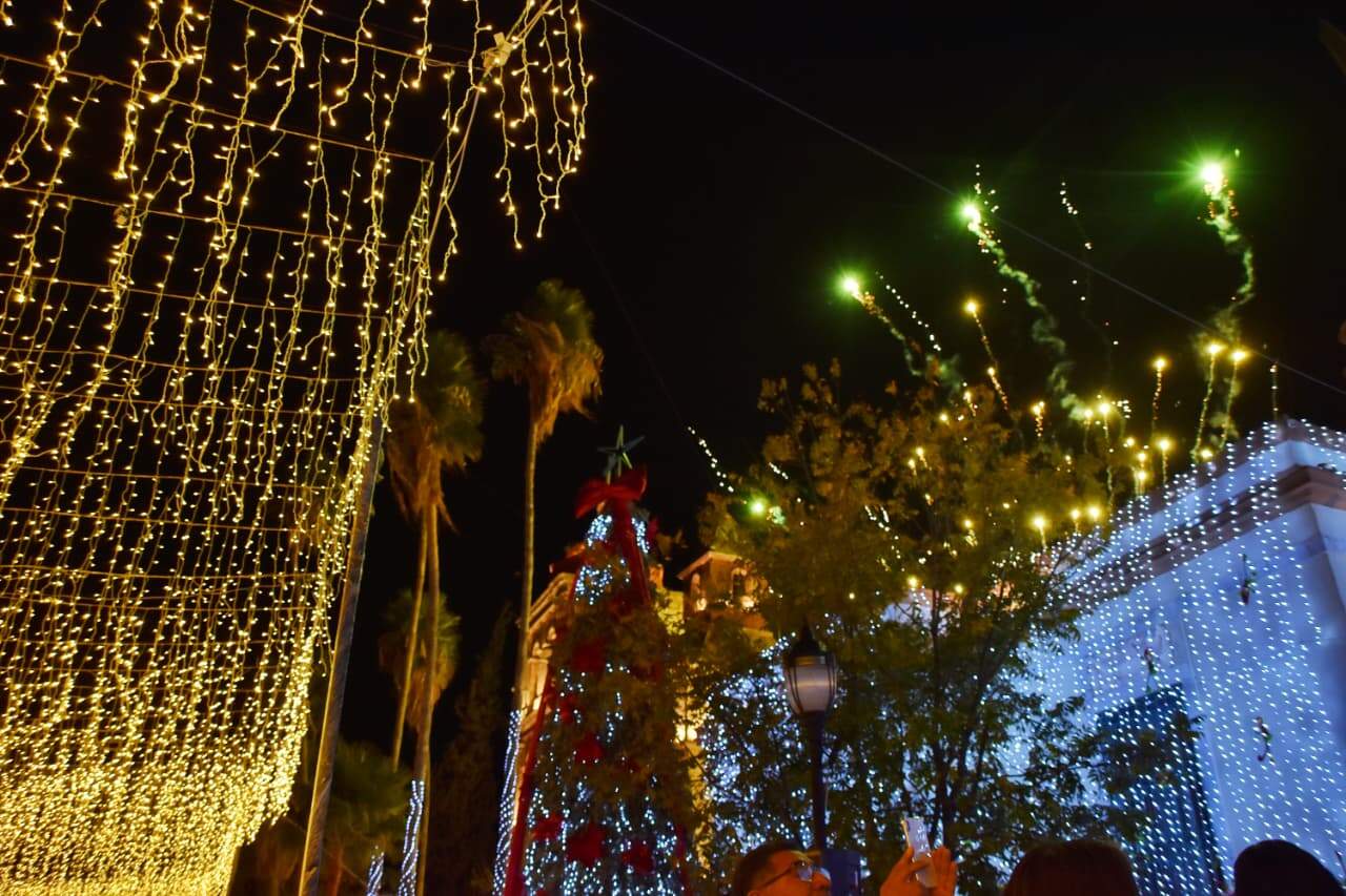 Cuatro Ciénegas inicia la Navidad con el encendido del árbol