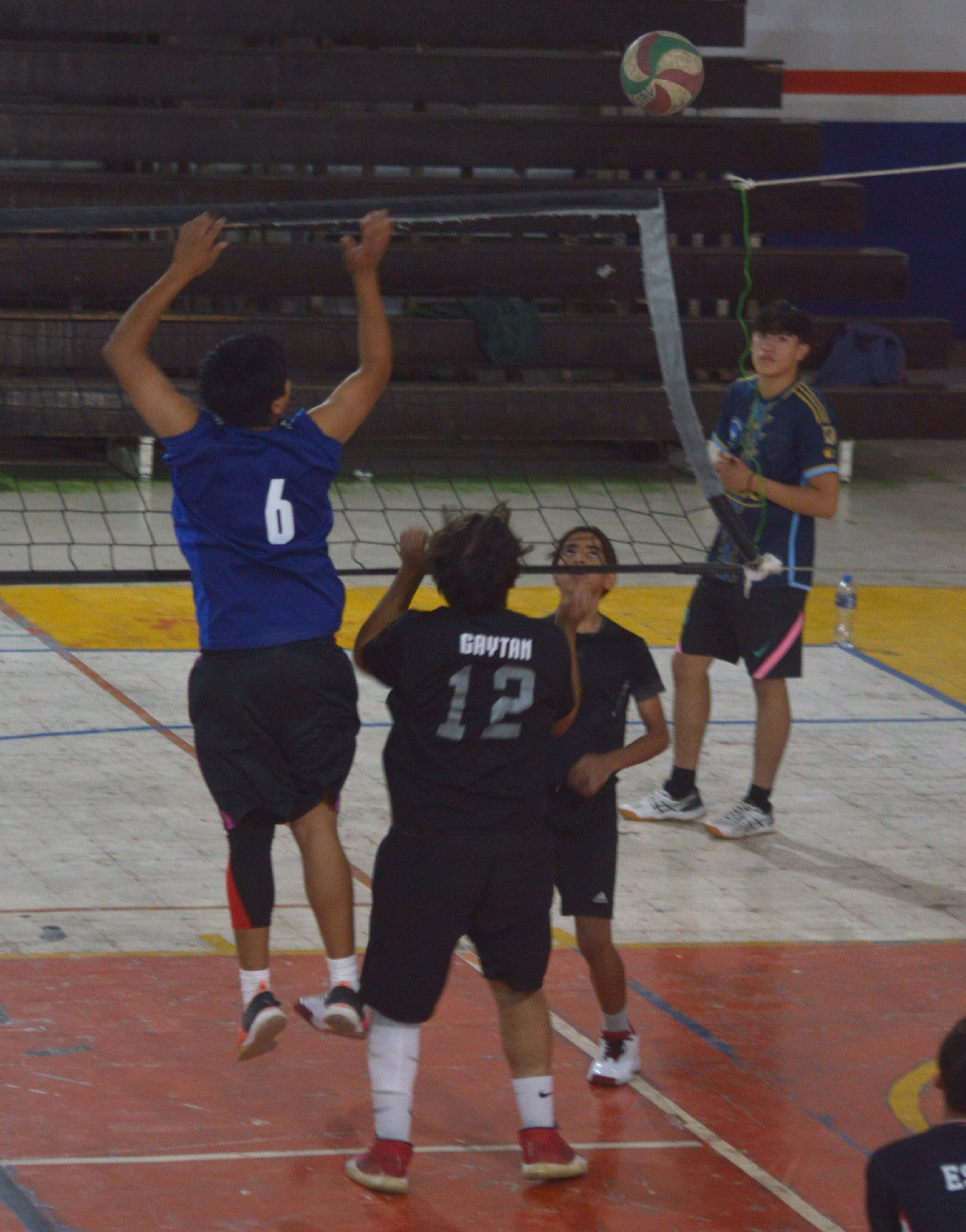 Cuervos vencen a Migajeros y avanzan a semifinales de Vóleibol