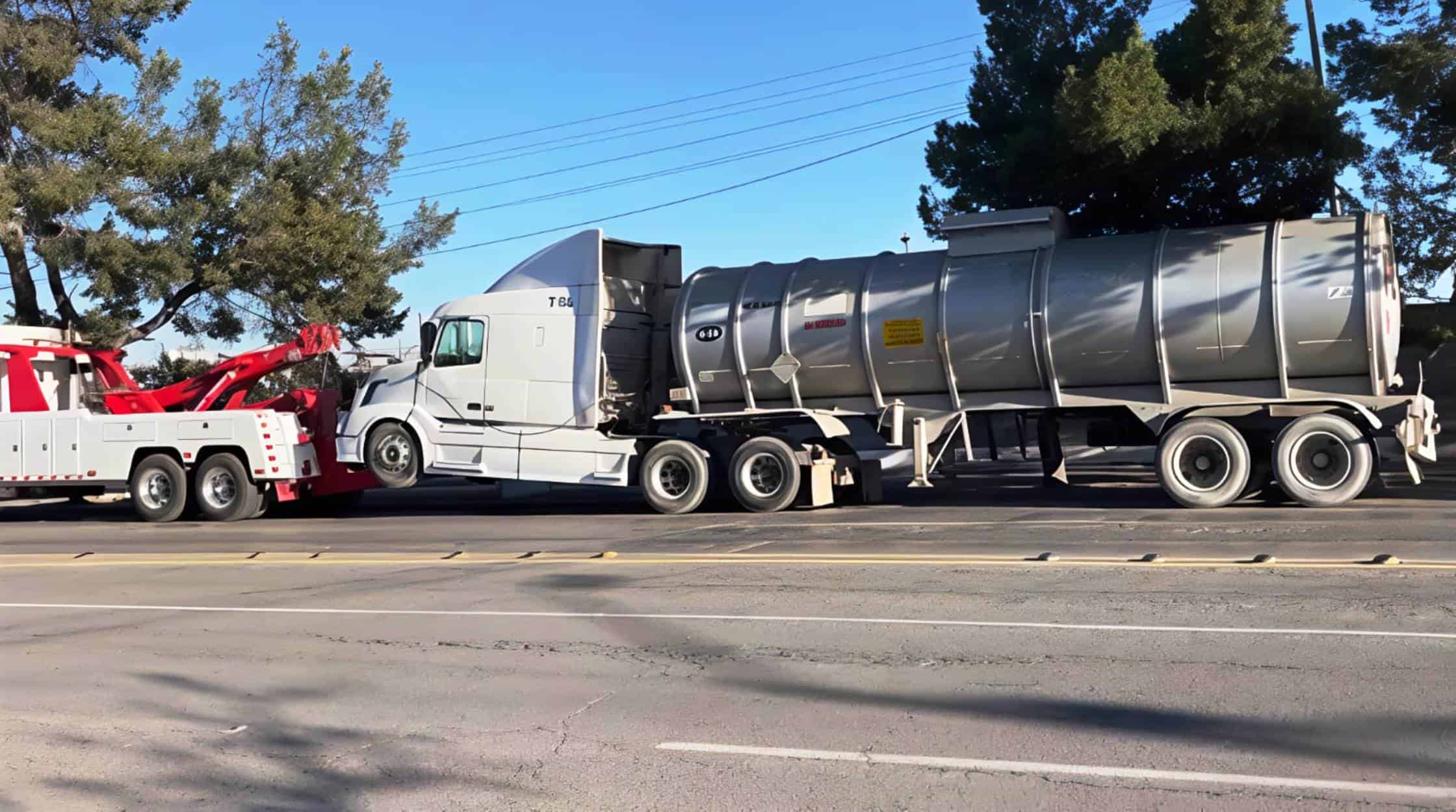 Agentes de la Policía Estatal de Coahuila aseguran pipa con 30 mil litros de combustible en Saltillo