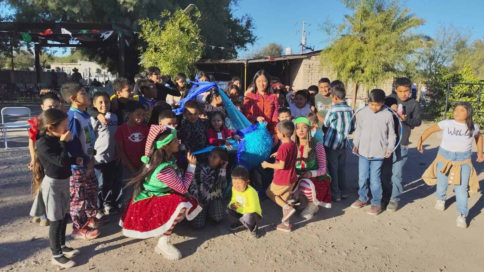 Posada navideña en Ejido La Cuchilla con Edith Hernández