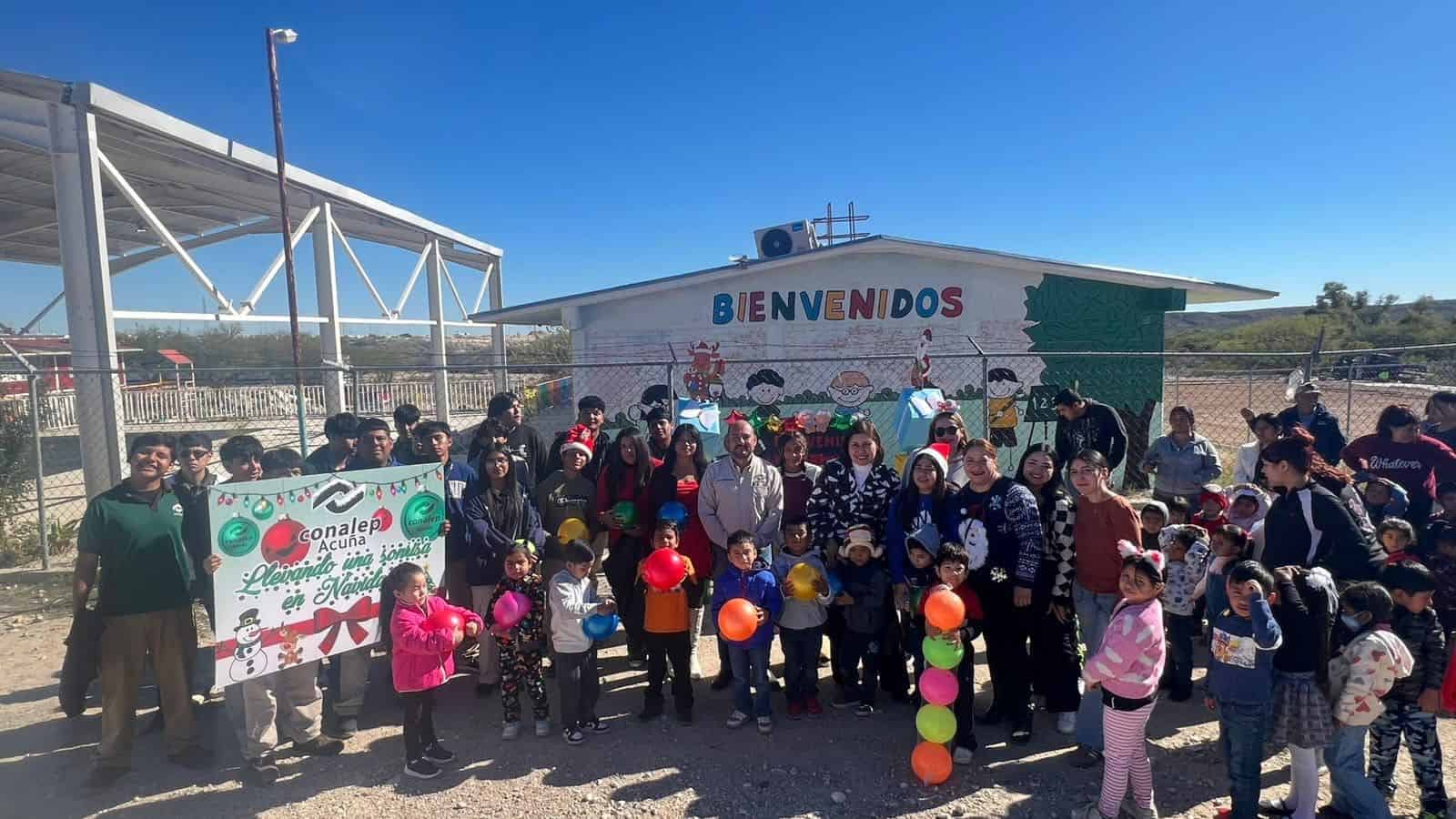 Conalep Acuña lleva regalos y alegría navideña a jardín de niños del Noblasi II